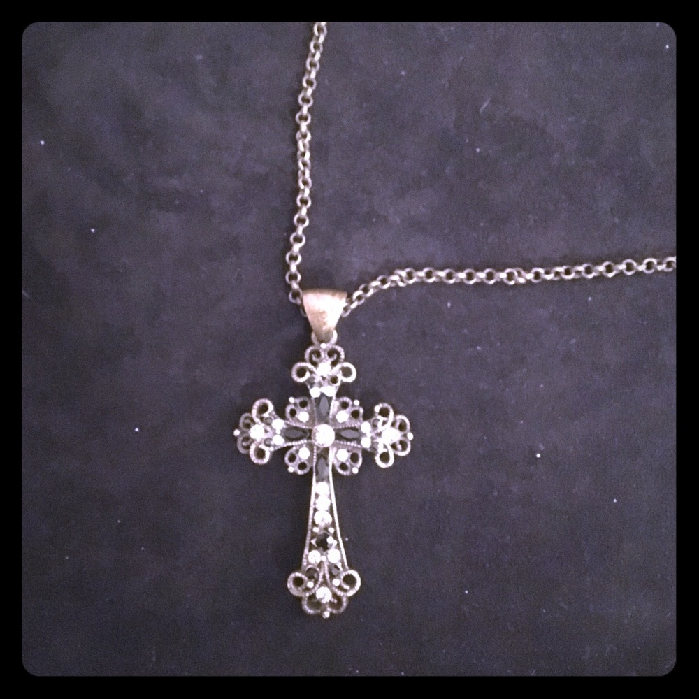 Cross pendant necklace